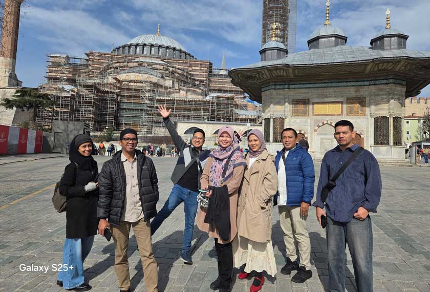 Penulis (tiga, kiri) ketika kunjungan ke Hagia Sophia baru-baru ini.