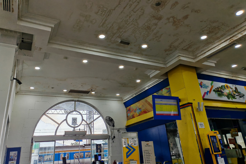 Siling bangunan Stesen KTM Ipoh yang bocor. - Foto Astro AWANI