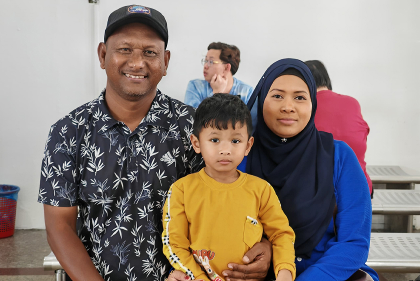Asharudin bersama isteri dan anak. - Foto Astro AWANI