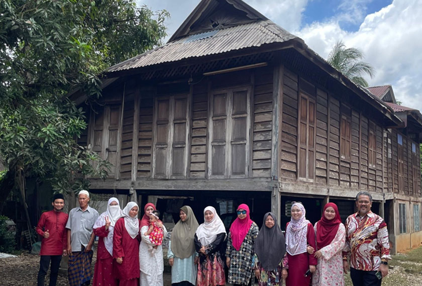 Dr Nor Hayati (6th from right) visiting her relatives during Hari Raya.