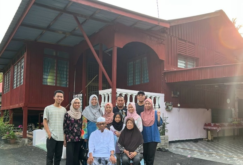 Dr Zuraini (3rd from left) with her family.