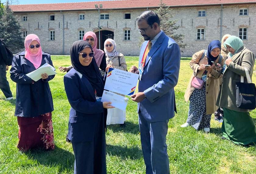 Sesi penyampaian sijil yang sepatutnya berlangsung di dewan utama telah dipindahkan dan diadakan secara ringkas di taman kampus IZU.