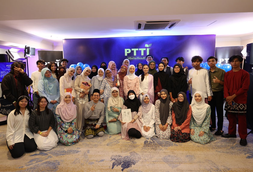 Sesi bergambar barisan guru dan pelajar PTTI bersama Bella Astillah yang hadir memberi sokongan dan menghiburkan tetamu. -Gambar PTTI Group Sdn 