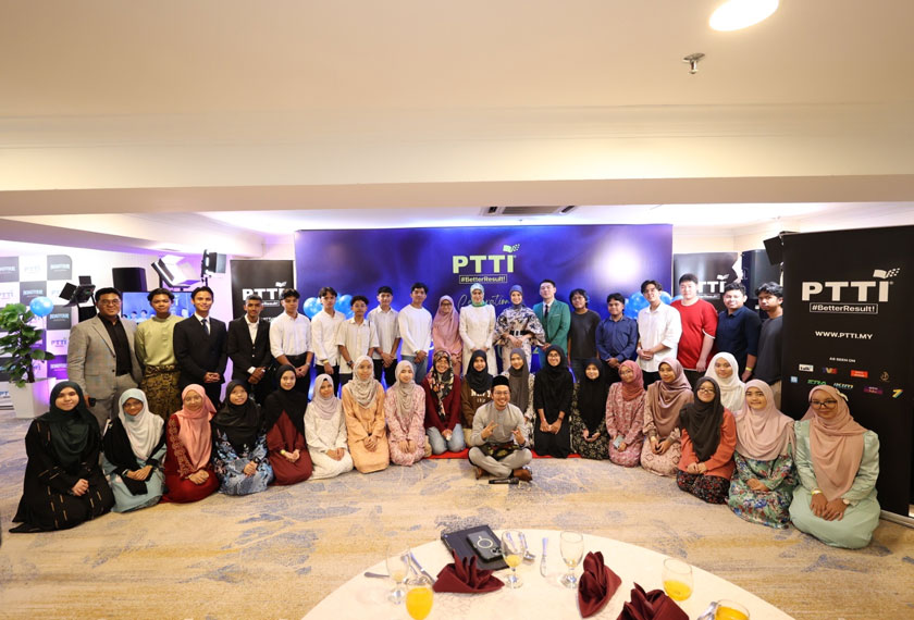 Sesi bergambar barisan guru PTTI, Cikgu Fana bersama Nabila Razali dan para pelajar ketika majlis penghargaan keputusan cemerlang SPM 2024 di Bangi Golf Resort, Khamis. -Gambar PTTI Group Sdn Bhd