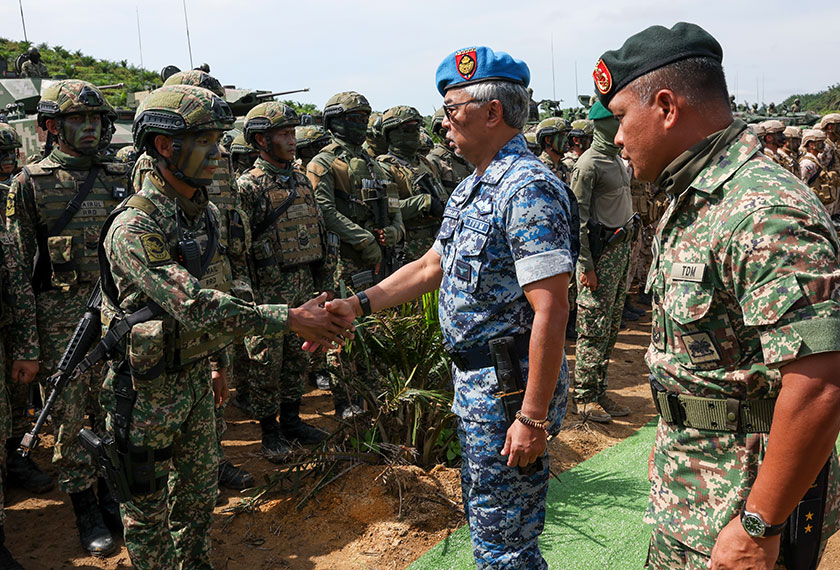 Sultan Pahang Al-Sultan Abdullah Ri'ayatuddin Al-Mustafa Billah Shah berkenan bersalaman dengan anggota tentera yang terlibat dalam Eksesais Jungle Falcon Siri 2 Tahun 2025. - Foto Bernama