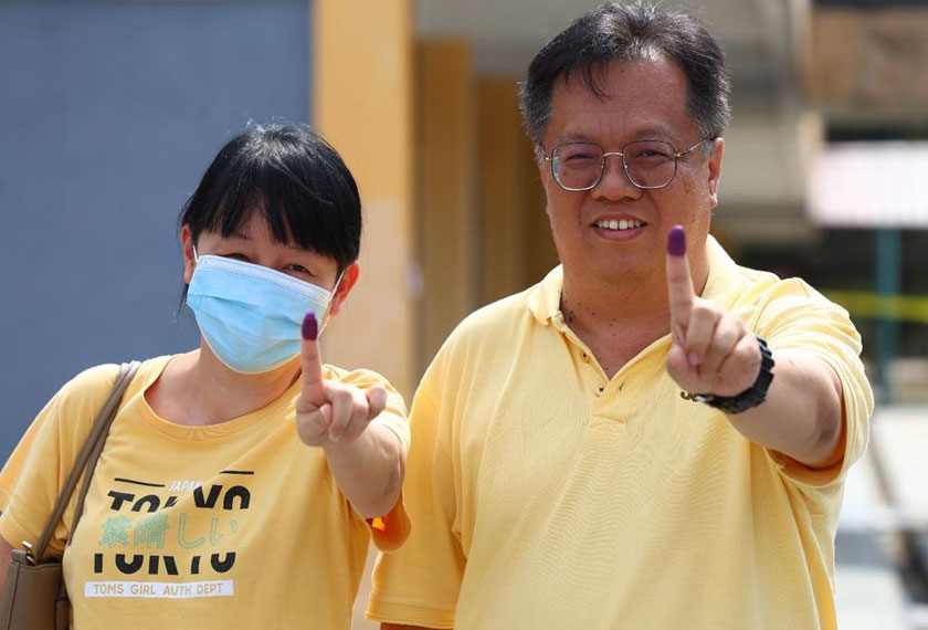 Poon Tuck Chee dan isteri, Lim Yoke Yin sempat mengundi di Pusat Mengundi Sekolah Kebangsaan (SK) Toh Tandewa Sakti, Tapah sebelum ditutup jam 4 petang. - Astro AWANI