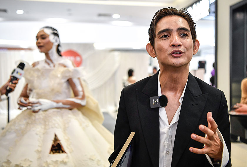 Pereka fesyen terkenal Hatta Dolmat bercakap ketika ditemui media selepas pertunjukan fesyen bersempena dengan pelancaran rasmi KahwinFest 2025 baru-baru ini. - Foto Bernama