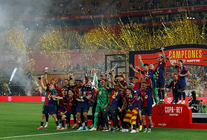  Pemain-pemain Barcelona meraikan kejayaan merangkul Piala Raja Sepanyol. - Foto Reuters