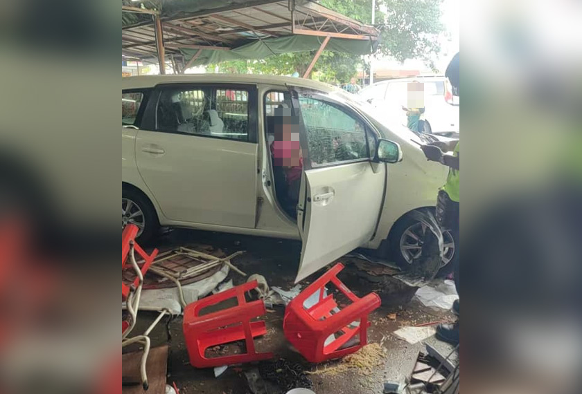 Pemandu mengalami kecederaan di dada dan kaki, dan kini menerima rawatan di hospital. - Foto PDRM