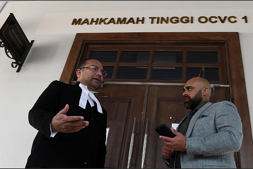 Gregory Steven Jenkins (kanan) anak mendiang warga Australia Annapuranee Jenkins atau lebih dikenali sebagai Anna Jenkins berbual dengan peguamnya David Peter di luar Mahkamah Tinggi di sini hari ini. - Foto Bernama