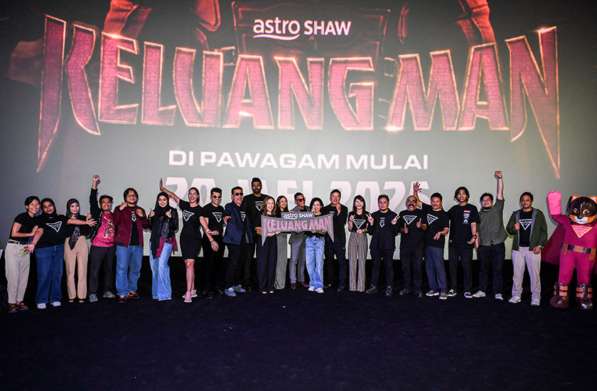 Penerbit Eksekutif Keluang Man merangkap Ketua Astro Shaw Raja Jastina Raja Arshad bergambar bersama barisan pelakon dan krew ketika Majlis Pelancaran treler rasmi filem Keluang Man di Aurum Theatre, TRX, 23 Apr 2025. --fotoBERNAMA