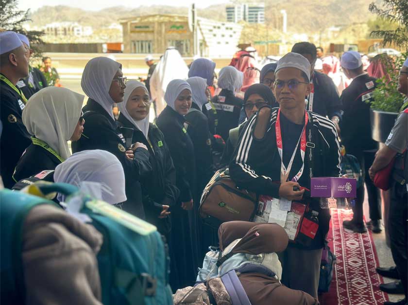 Kumpulan pertama 284 jemaah haji Malaysia, termasuk 31 petugas, tiba di Madinah, awal pagi tadi.