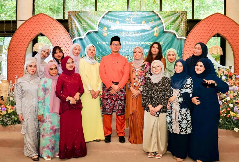 Dr. Ruhil bersama suami, Ahmad Fitri Mohd. Ramli bersama sebahagian tenaga kerja Renora Clinic di Majlis Terbuka Aidilfitri “A Celebration of Trust, Expertise, and Community” untuk memberikan sokongan.