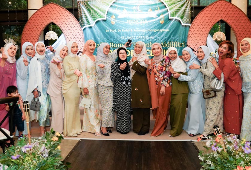 Sesi bergambar antara Dr. Ruhil dan pelanggan-pelanggan Renora Clinic bersama keluarga yang hadir sebagai tanda sokongan.