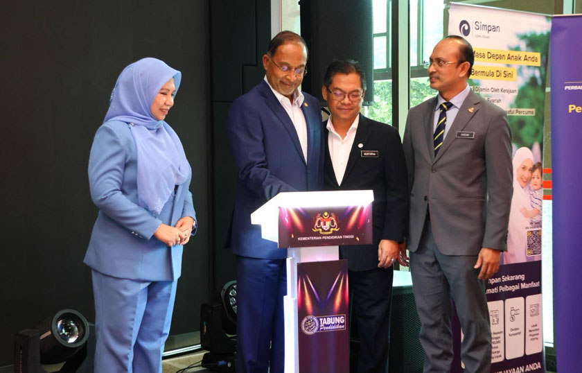 Menteri Pendidikan Tinggi, Datuk Seri Zambry Abd Kadir (dua dari kiri) menyempurnakan gimik Pengumuman Dividen Simpan SSPN 2024 dan Kempen Ganjaran Kesetiaan Simpan SSPN Prime 2025. - Gambar PTPTN