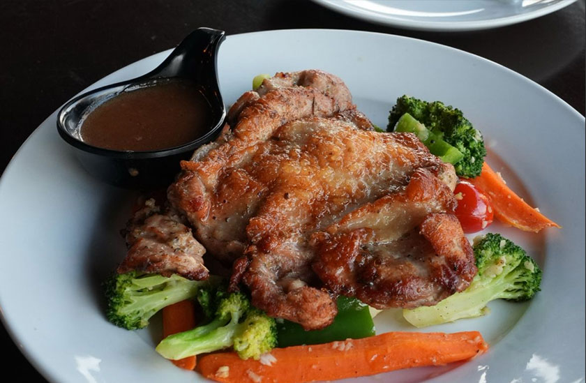 Grilled Chicken Chop menjadi antara menu pilihan ramai di The Barrel Irish. - Foto Astro