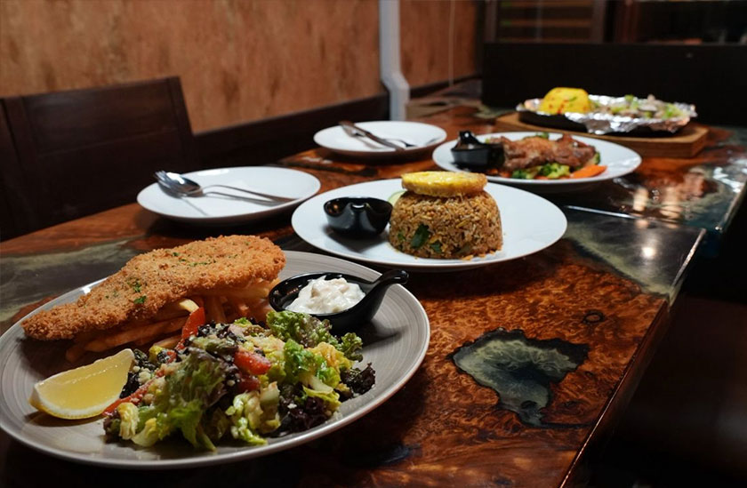 Antara makanan kegemaran fusion barat di The Barrel Irish termasuk Fish & Chips, Nasi Goreng Kampung dan banyak lagi. - Foto Astro