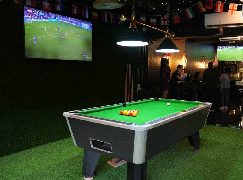 Permainan snuker menjadi antara tarikan utama di La Socialites. - Foto Astro