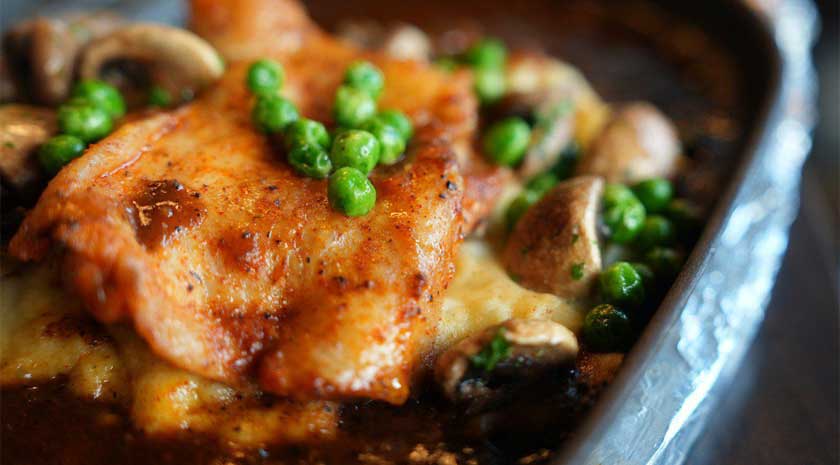  Antara makanan kegemaran pelanggan di La Socialites ialah Sizzling Grilled Chicken Chop dengan kuah lada hitam istimewa. - Foto Astro