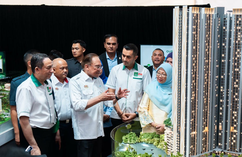 Perdana Menteri, Datuk Seri Anwar Ibrahim ketika meninjau rupa model di skala tontonan Aman Lumayan. - Foto Pesona Metro Holdings Bhd