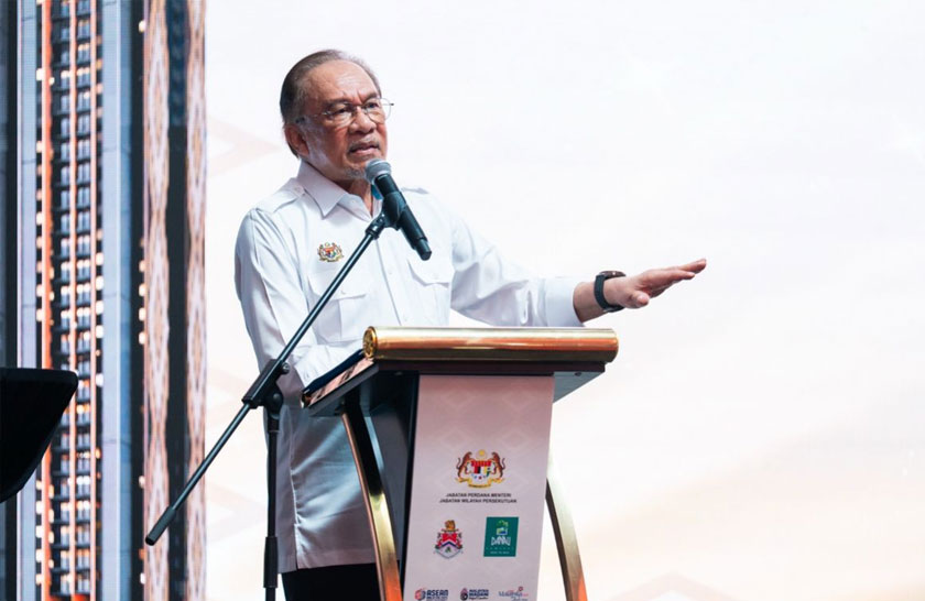 Perdana Menteri, Datuk Seri Anwar Ibrahim ketika berucap di Majlis Pecah Tanah Residensi Aman MADANI. - Foto Pesona Metro Holdings Bhd