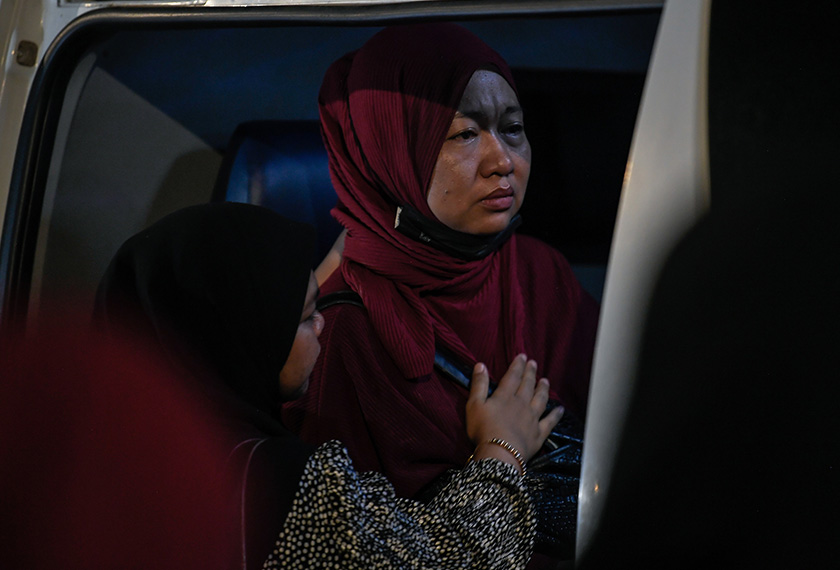 Isteri Allahyarham Mohd Hafizul, Nur Azhanis Mohd Yusof, 36, kelihatan sebak ketika mengiringi jenazah suaminya untuk dibawa pulang ke Terengganu. --fotoBERNAMA