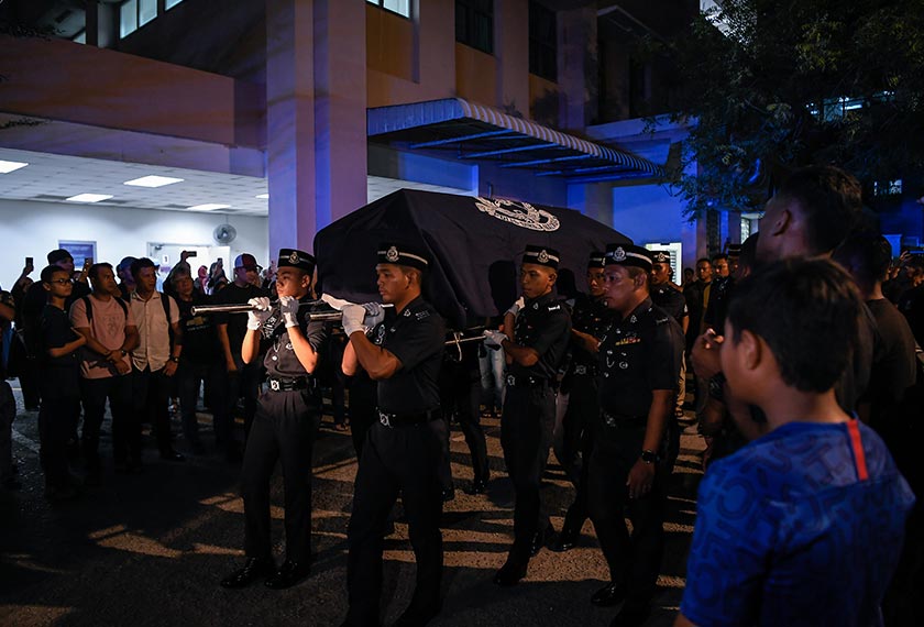Jenazah Mohd Hafizul diusung keluar dari Jabatan Forensik Hospital Sultanah Bahiyah untuk dibawa pulang ke kampung halamannya di Setiu, tengah malam tadi. --fotoBERNAMA