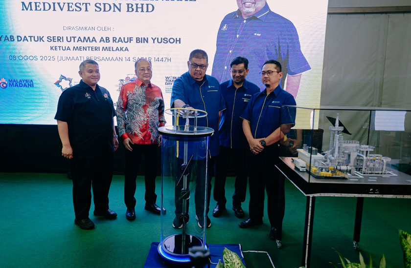Datuk Seri Ab Rauf Yusoh menyempurnakan Majlis Perasmian Loji Pelupusan Sisa Klinikal Medivest Sdn Bhd di Bukit Rambai.