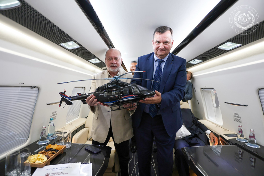 Sultan Ibrahim dipersembahkan taklimat mengenai operasi KHP, proses pembuatan serta teknologi terkini dalam penghasilan helikopter pelbagai kegunaan. - Gambar FB Sultan Ibrahim Sultan Iskandar 