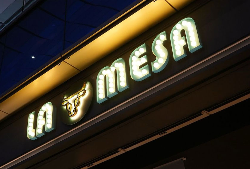 La Mesa, Putrajaya menonjol ketika waktu malam. - Foto Astro