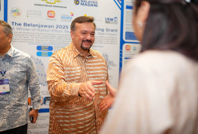 Menteri Kewangan II, Datuk Seri Amir Hamzah Azizan melawat reruai jualan selepas selesai memberi ucaptama. - Foto Yayasan Hasanah