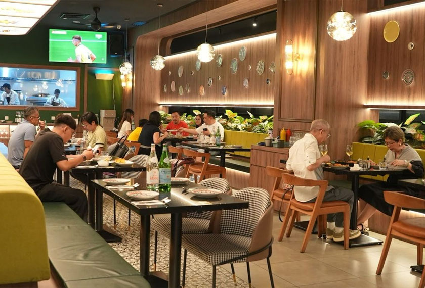 Orang ramai kekal membanjiri Restoran La Mesa kerana hidangan Sepanyol yang menggiurkan dan tayangan sukan secara langsung menerusi Pakej Astro BizOne. - Foto Astro