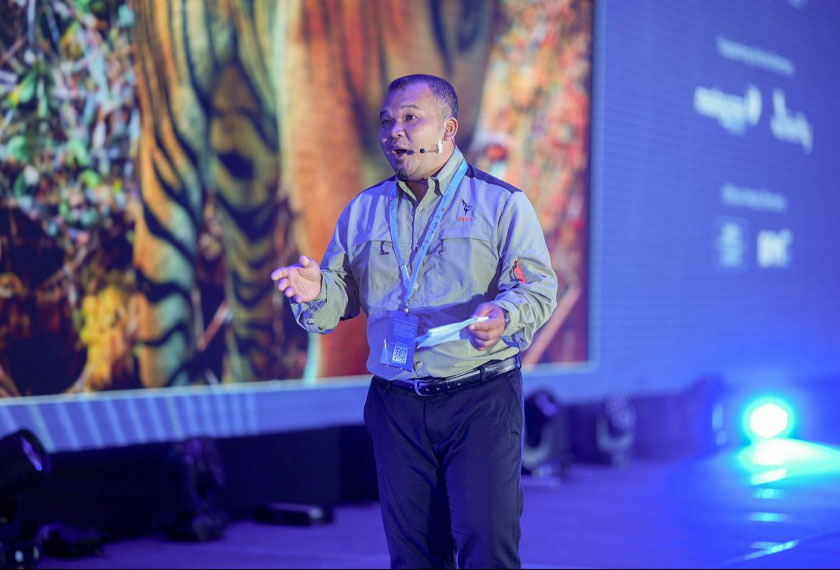 Shakri ketika sesi pembentangan, mengangkat latar belakang sebuah komuniti Orang Asli dalam memperjuangkan pemuliharaan habitat dan alam semulajadi. - Foto Yayasan Hasanah