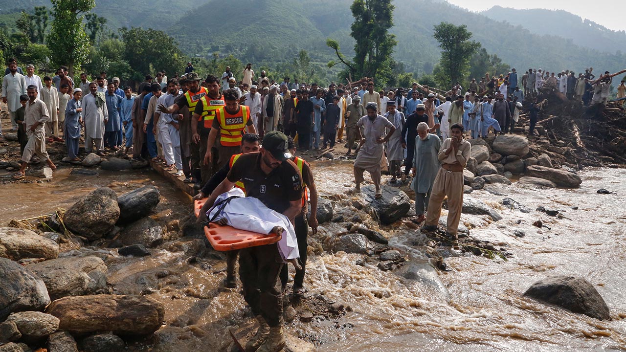 Lebih 300 terbunuh di Pakistan akibat hujan lebat, banjir besar | Awani
