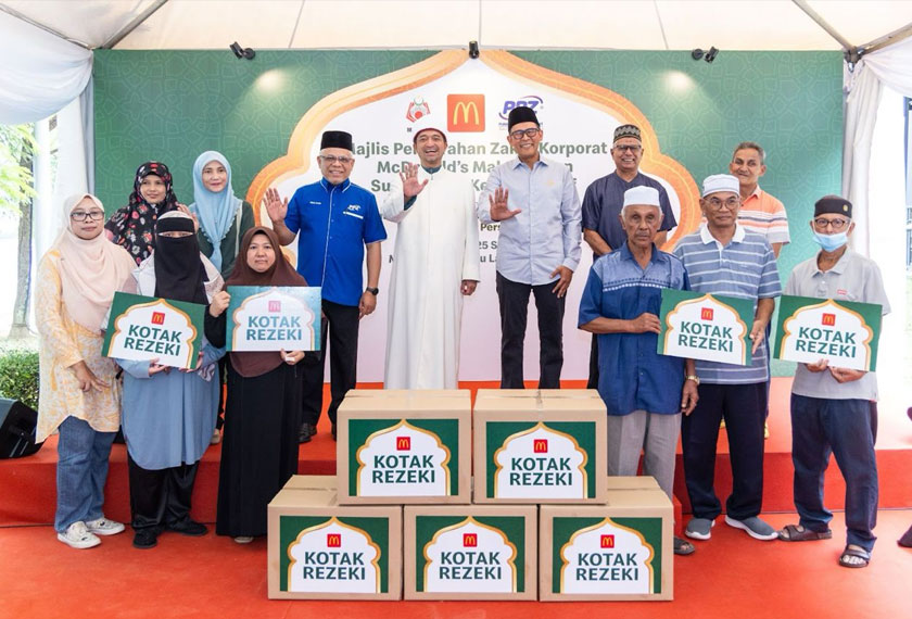 McDonald’s Malaysia menyumbangkan Kotak Rezeki kepada 100 keluarga asnaf. - Foto McDonald's Malaysia