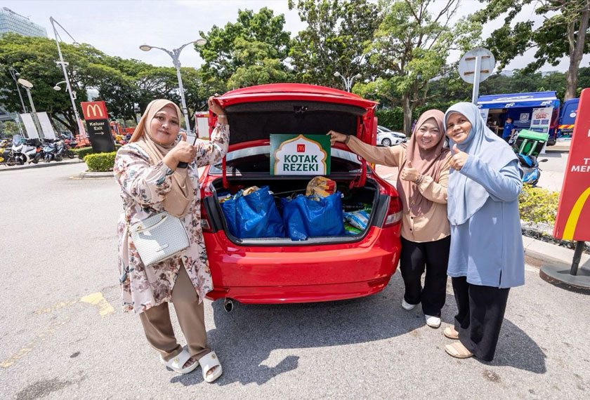 Antara penerima Kotak Rezeki menunjukkan kegembiraan menerima bantuan daripada McDonald's Malaysia. - Foto McDonald's Malaysia