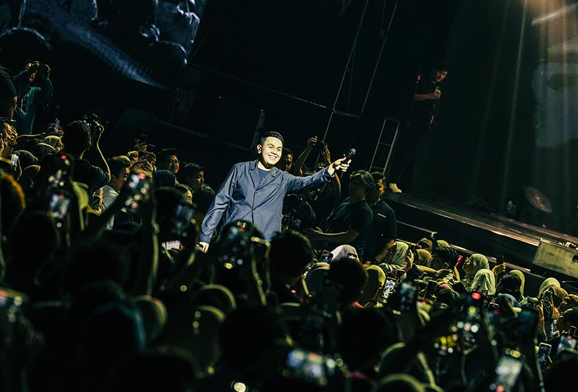 Tulus turun dari pentas untuk bertemu dengan peminat-peminatnya dalam persembahan di ibu negara, pada Sabtu lalu. - Sumber foto OPR Network