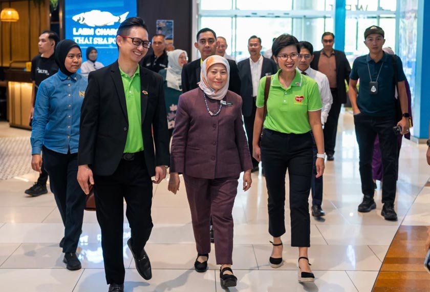 (Dari kiri) Koh Kok Meng, Datuk Seri Nancy Shukri dan Yee Pek Kuan di sekitar Pameran ‘Galeri Kuat Zat Besi’ Dugro. - Foto Dugro Malaysia