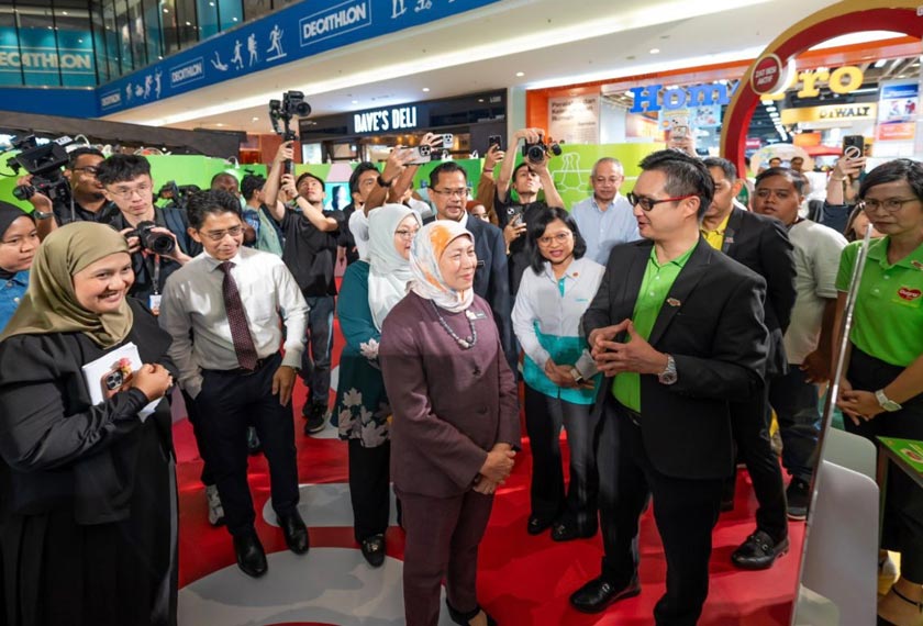 Pengurus Negara Danone Koh Kok Meng ketika mengiringi Datuk Seri Nancy Shukri ke sekitar Pameran ‘Galeri Kuat Zat Besi’ Dugro. - Foto Dugro Malaysia