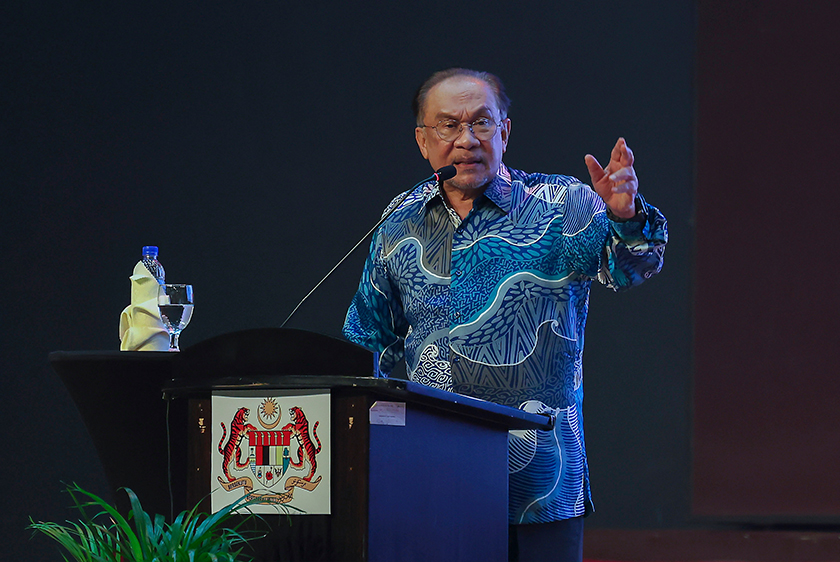  PM Anwar memperkenalkan SARA sebagai usaha memastikan isi rumah di Malaysia dapat menyediakan keperluan harian mencukupi.