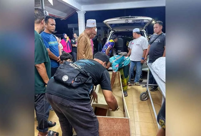 Jenazah Allahyarham Roslinawati yang maut ketika dalam perjalanan ke himpunan RXZ Member 7.0 dibawa keluar dari Unit Forensik Hospital Hulu Terengganu. - Foto Sinar Harian