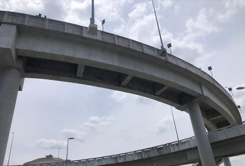 Kemalangan menyebabkan penunggang terjatuh dari jejambat berkenaan pada ketinggian 21 meter ke kawasan berumput di Persiaran Pulau Angsa. - Foto IPD Shah Alam