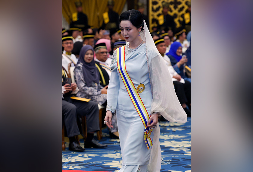 Yang Dipertua Negeri Melaka Tun Mohd Ali Rustam mengurniakan Darjah Pangkuan Seri Melaka (D.P.SM) yang membawa gelaran Datuk kepada bintang filem terkemuka China, Fan Bingbing. - Foto Bernama