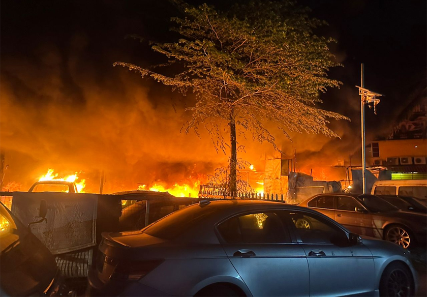 Lebih 40 kenderaan hangus dalam kebakaran bengkel tayar di Seksyen 24, Shah Alam malam tadi. - Gambar ihsan JBPM Selangor