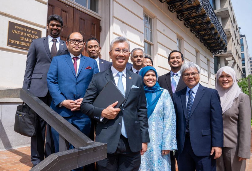 Menteri Pelaburan, Perdagangan dan Industri, Tengku Datuk Seri Zafrul Abdul Aziz (empat dari kiri), Mastura Ahmad Mustafa (barisan depan, tiga dari kanan) dan delegasi MITI ketika lawatan kerja rundingan tarif di Washington.