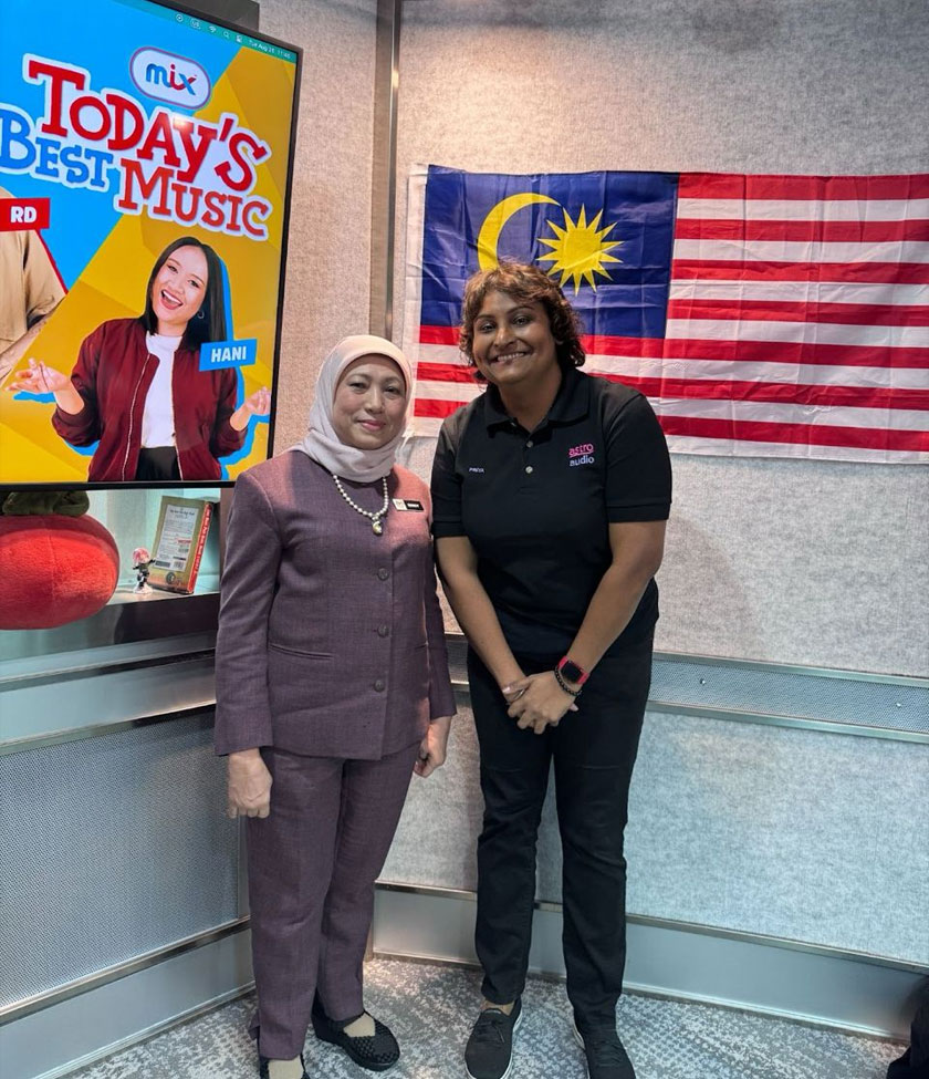 (Dari kiri) Datuk Seri Nancy Shukri bersama Pengarah Astro Radio, Priya Prabakaran selepas selesai sesi temubual bersama Mix FM. - Foto Astro