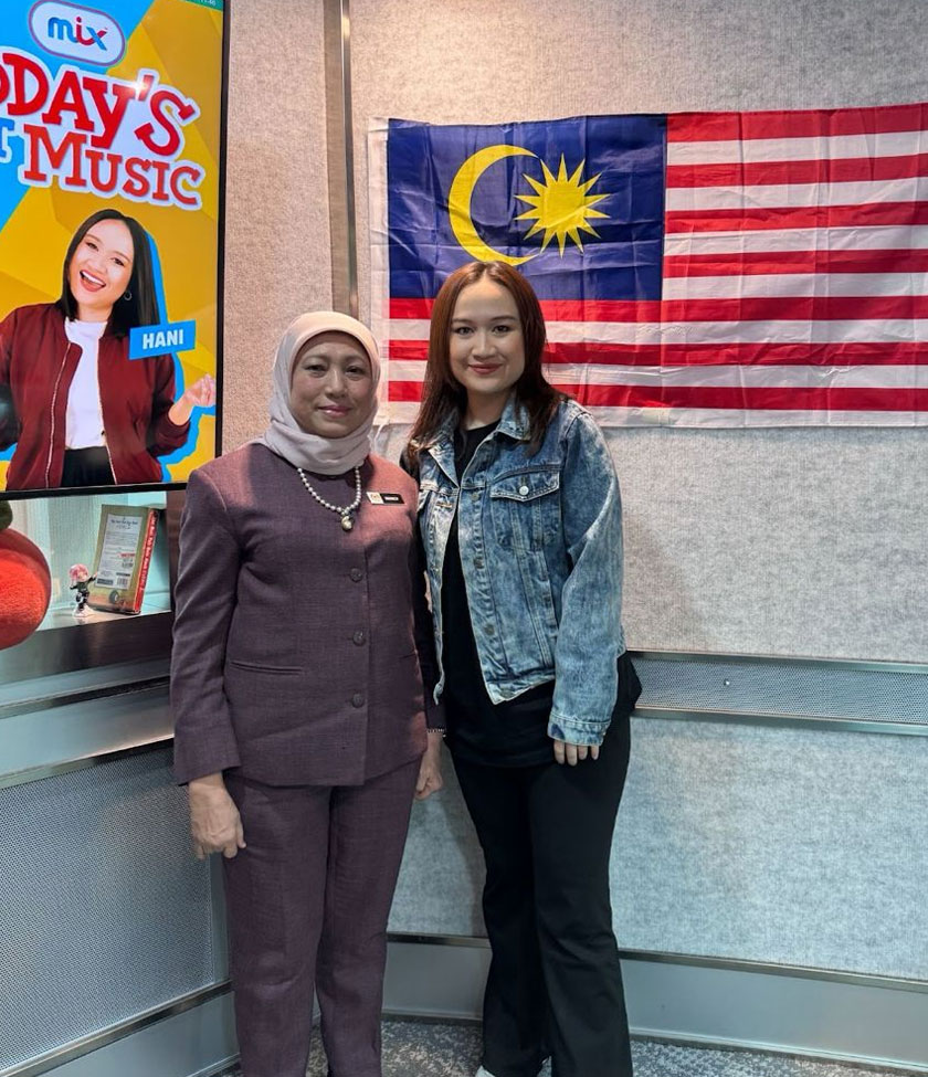 (Dari kiri) Datuk Seri Nancy Shukri bersama penyampai MIX FM, Hani Fadzil. - Foto Astro
