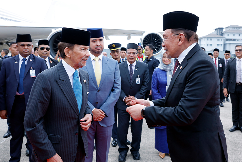 ultan Brunei Sultan Hassanal Bolkiah bersama Perdana Menteri Datuk Seri Anwar Ibrahim (kanan), sebelum berangkat pulang ke Brunei hari ini selepas mengakhiri lawatan negara ke Malaysia selama tiga hari bermula Isnin. - Foto Bernama