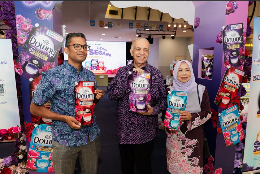 (Dari kiri) Nantha Kalimuthu, Datuk Dr. Ameer Ali Mydin dan Datin Dr. Siti Hawa Mohd. - Foto Downy Malaysia