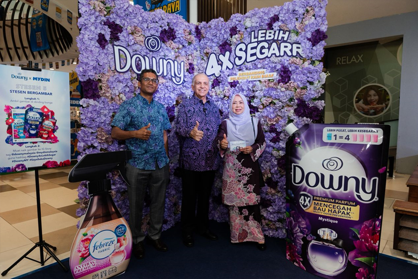 (Dari kiri) Nantha Kalimuthu, Datuk Dr. Ameer Ali Mydin dan Datin Dr. Siti Hawa Mohd ketika sesi bergambar pada majlis - Foto Downy Malaysia